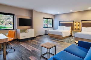 Suite junior, varias camas, planta baja | Ropa de cama de alta calidad y edredones de plumas