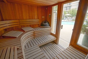 Una sauna con bancos de madera y un sistema de ventilación.