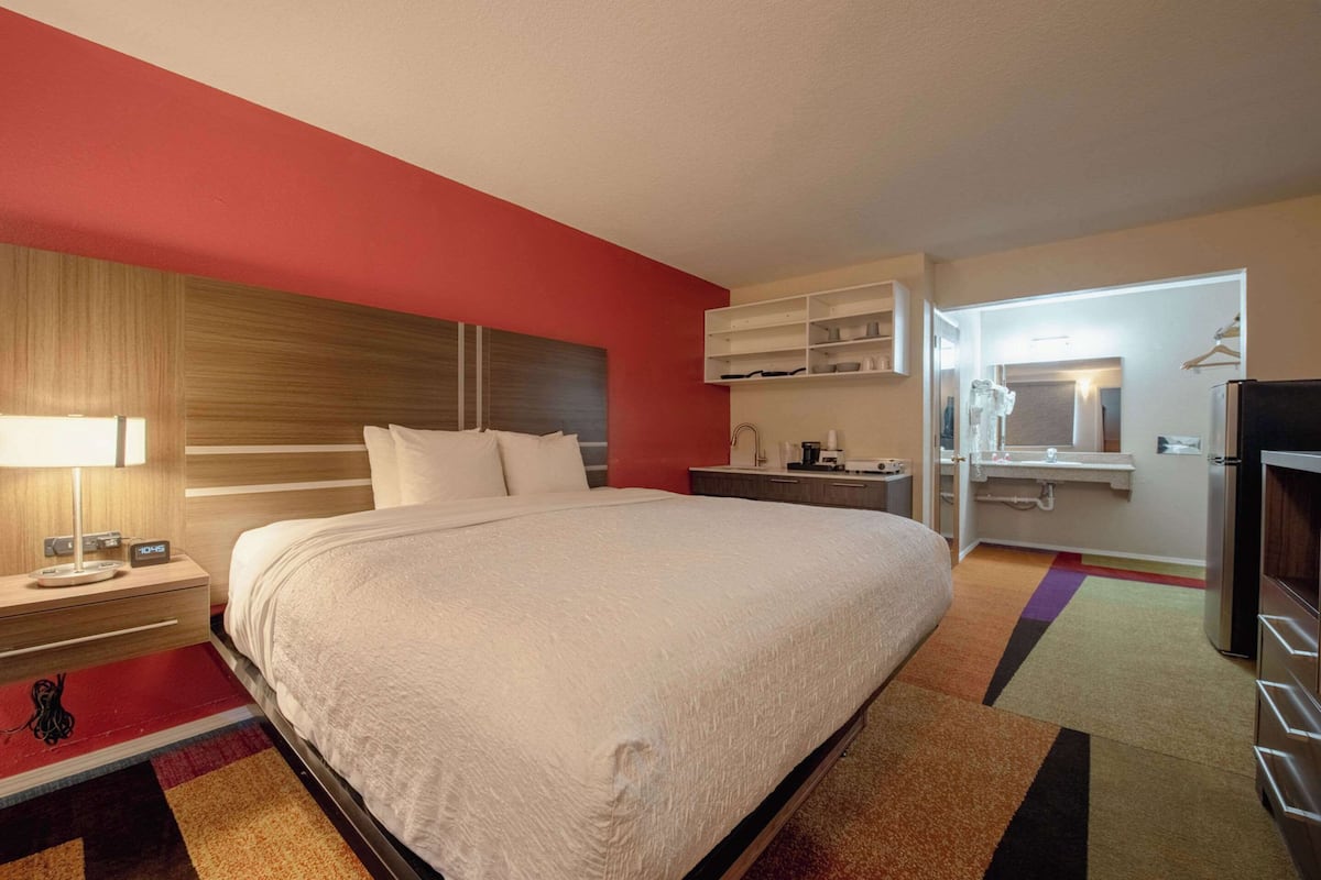 Room, 1 King Bed, Accessible, Non Smoking | Premium bedding, in-room safe, desk, iron/ironing board