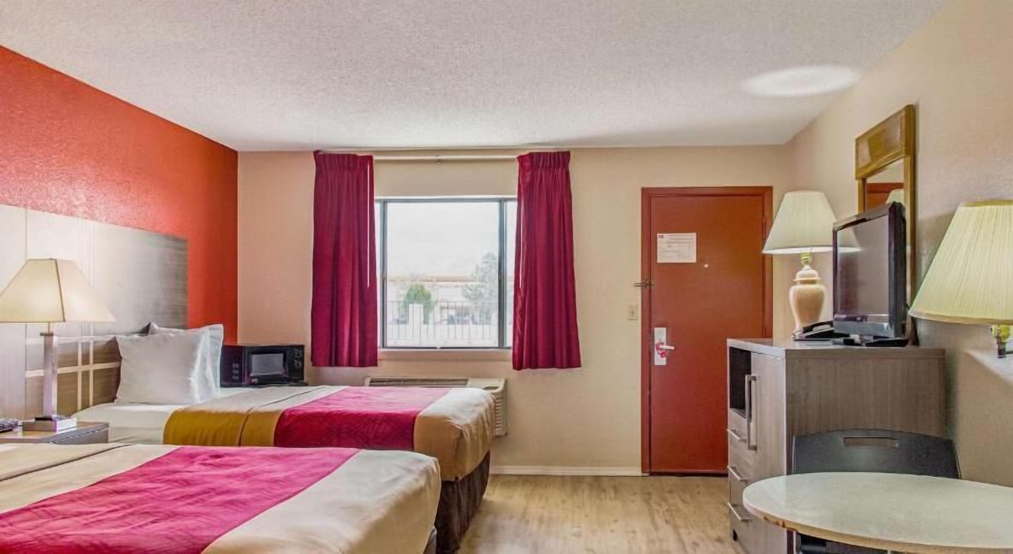 Ropa de cama de alta calidad y caja de seguridad en la habitación 