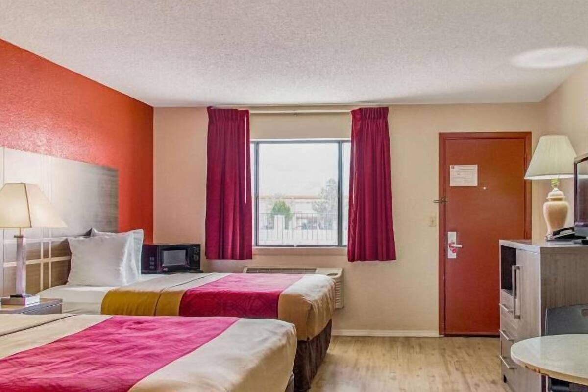 Ropa de cama de alta calidad y caja de seguridad en la habitación