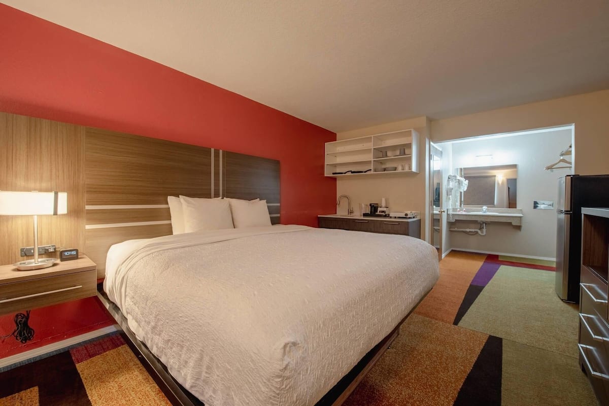 Room, 1 King Bed, Accessible, Non Smoking | Premium bedding, in-room safe, desk, iron/ironing board