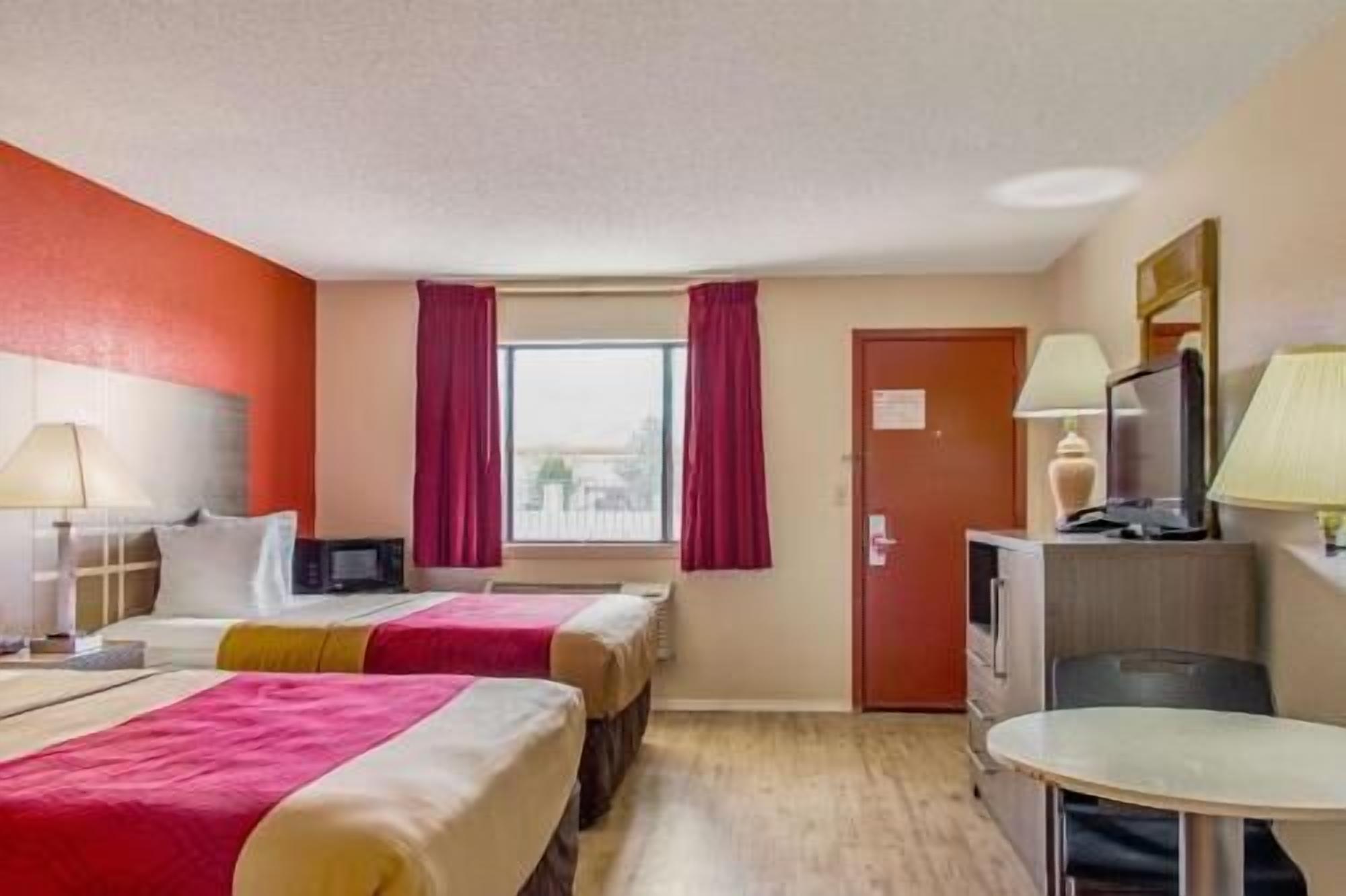Ropa de cama de alta calidad y caja de seguridad en la habitación 