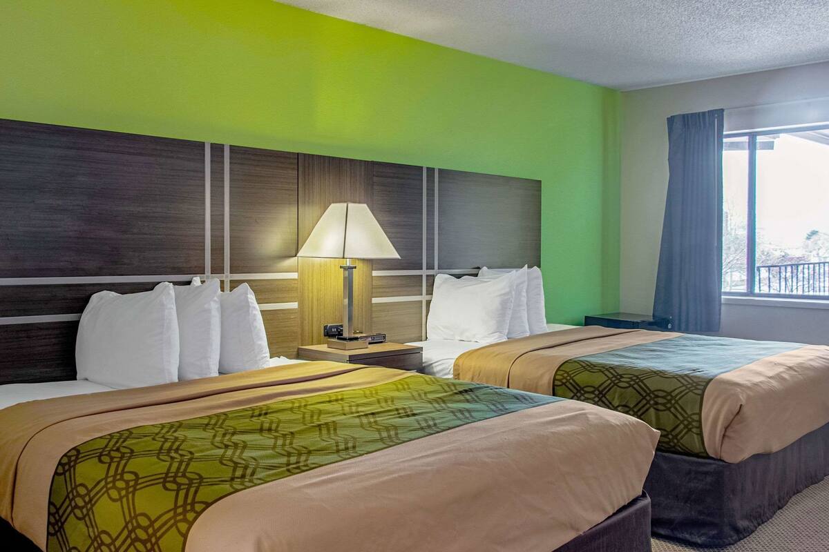 Ropa de cama de alta calidad y caja de seguridad en la habitación