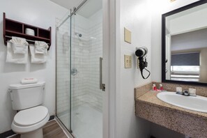 Premium bedding, in-room safe, desk, iron/ironing board - Econo Lodge Cortez near Mesa Verde (Cortez)