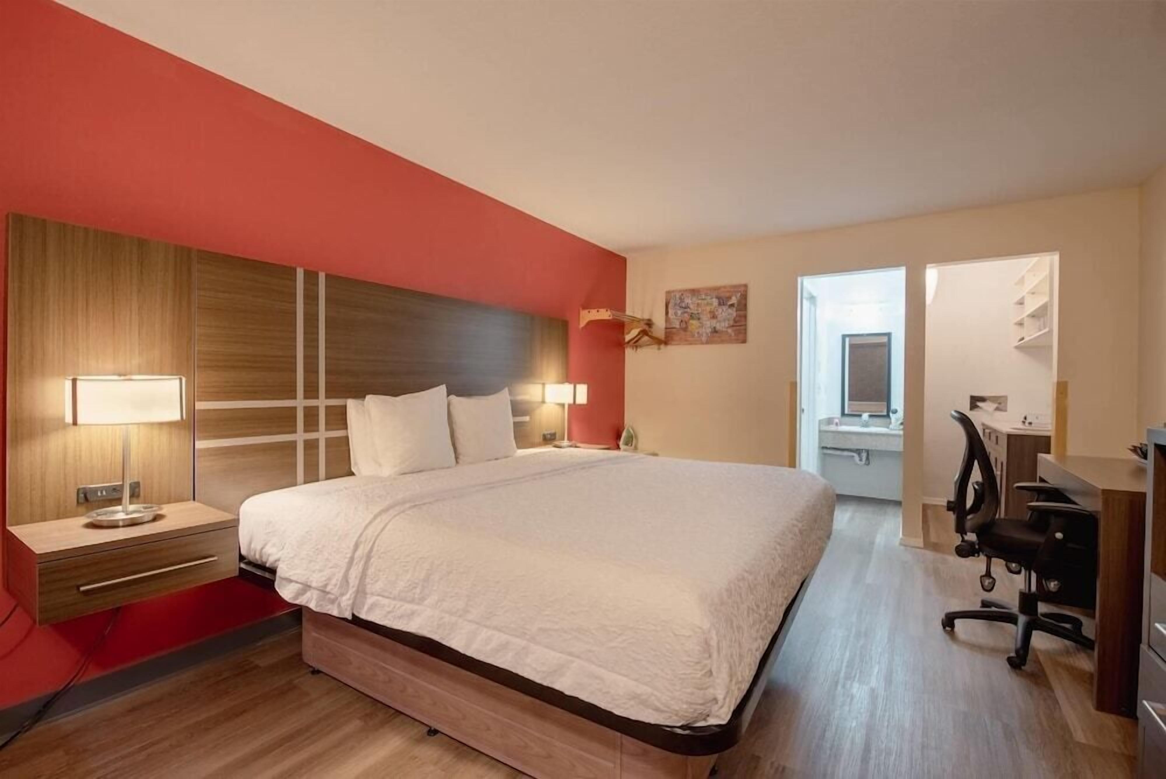 Ropa de cama de alta calidad y caja de seguridad en la habitación 