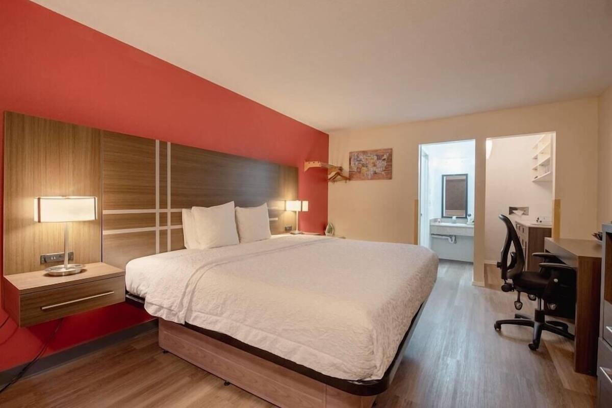 Ropa de cama de alta calidad y caja de seguridad en la habitación