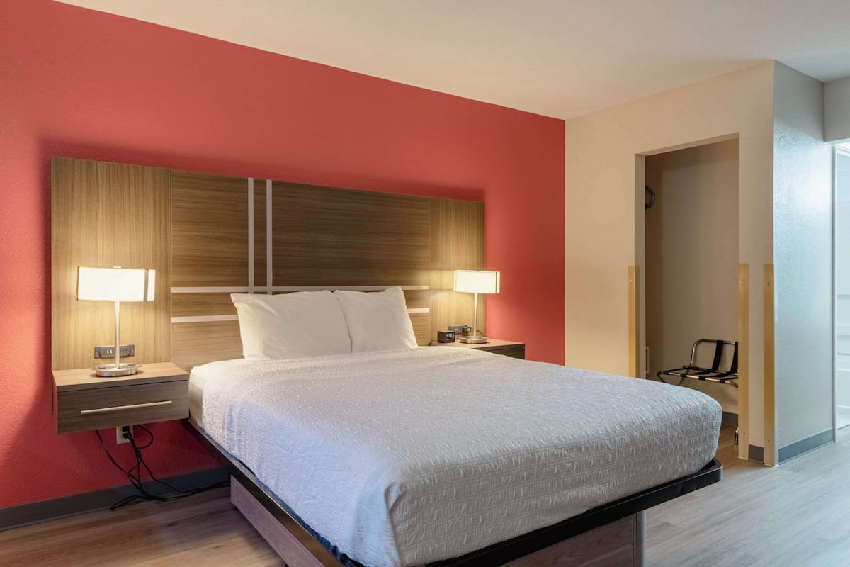 Room, 1 Queen Bed, Non Smoking | Premium bedding, in-room safe, desk, iron/ironing board