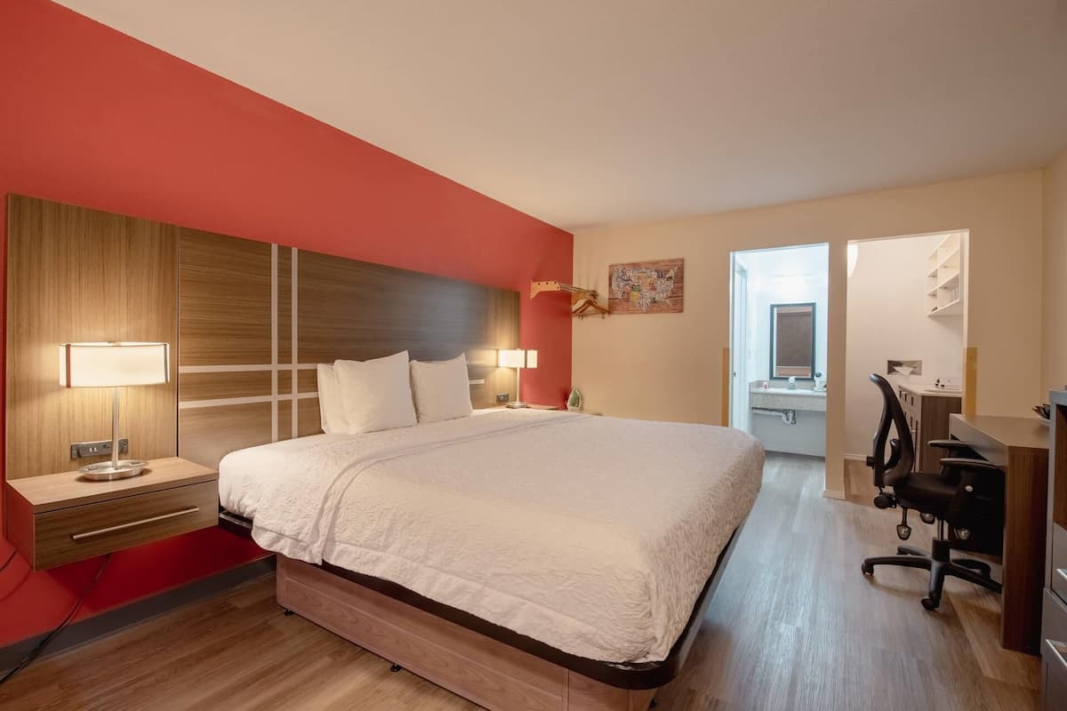 Room, 1 King Bed, Non Smoking | Premium bedding, in-room safe, desk, iron/ironing board
