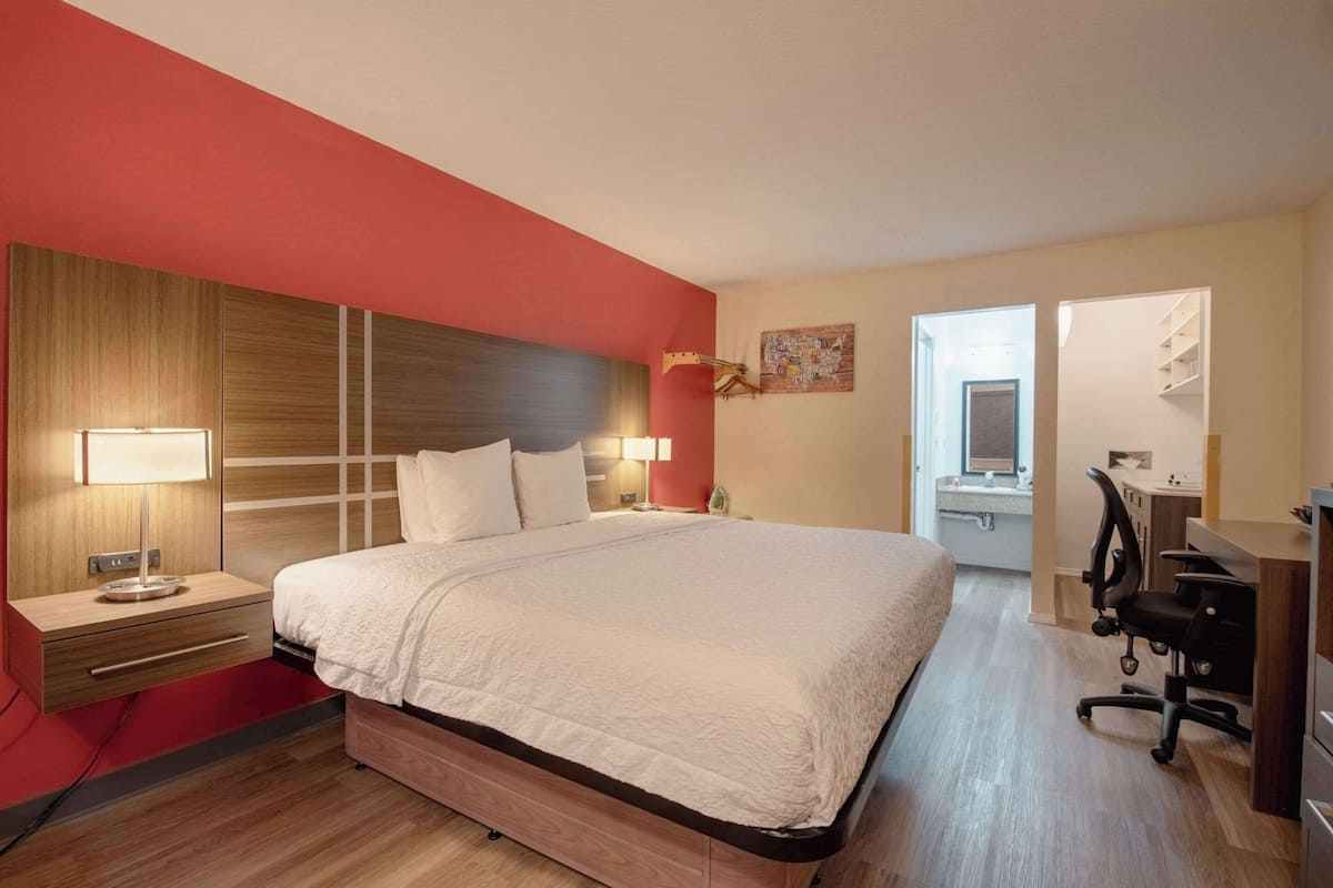 Room, 1 King Bed, Non Smoking | Premium bedding, in-room safe, desk, iron/ironing board