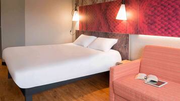 Standardzimmer, 1 Doppelbett und Schlafsofa | Hochwertige Bettwaren, Zimmersafe, Schreibtisch, schallisolierte Zimmer