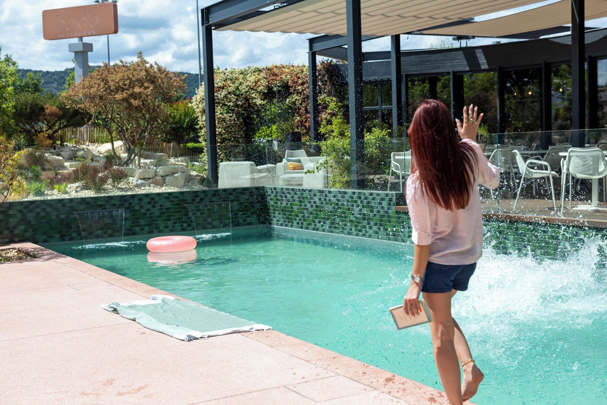 Una piscina al aire libre (de 10:00 a 20:00), tumbonas