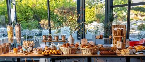 Daily buffet breakfast for a fee
