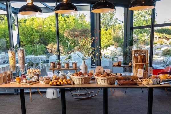 Daily buffet breakfast for a fee