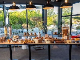 Se ofrece un desayuno bufé todos los días (por un coste adicional)