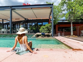 Una piscina al aire libre (de 10:00 a 20:00), sombrillas, tumbonas