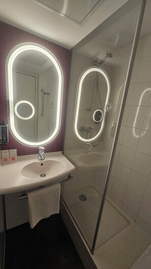  milieuvriendelijk toiletgerief, een haardroger, handdoeken