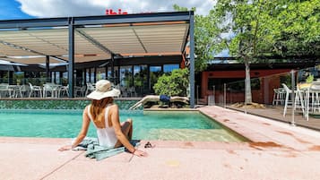 Una piscina al aire libre (de 10:00 a 20:00), tumbonas