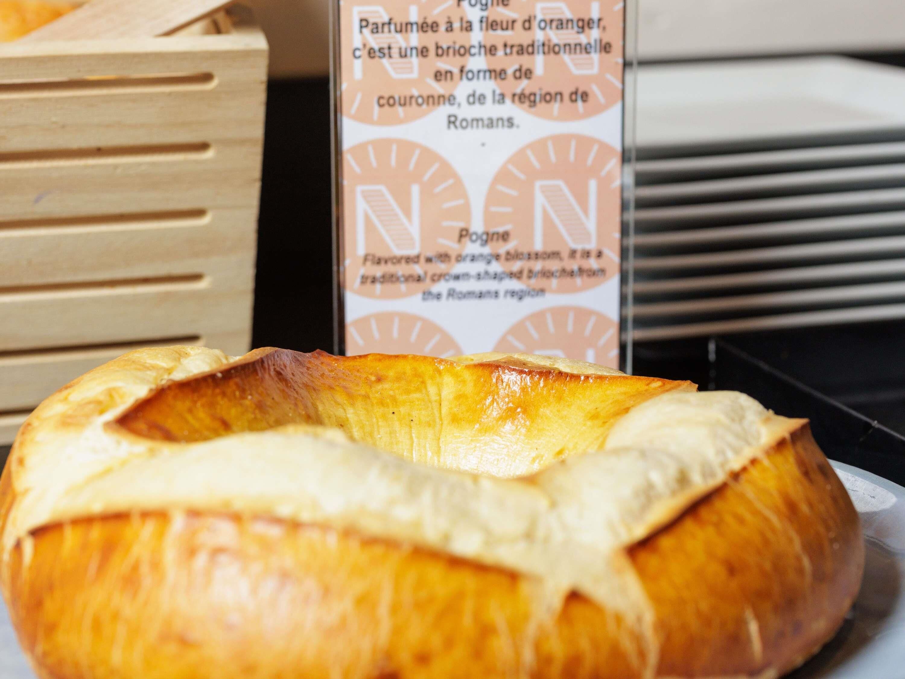 Une miche de pain portant une étiquette indiquant qu’elle est parfumée à la fleur d’oranger et qu’il s’agit d’un croissant traditionnel de la région rom.