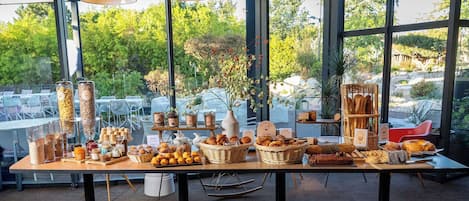 Daily buffet breakfast for a fee