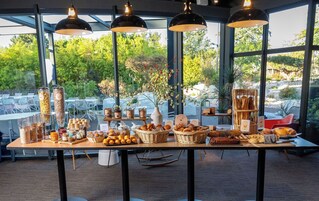 Petit déjeuner buffet servi tous les jours en supplément