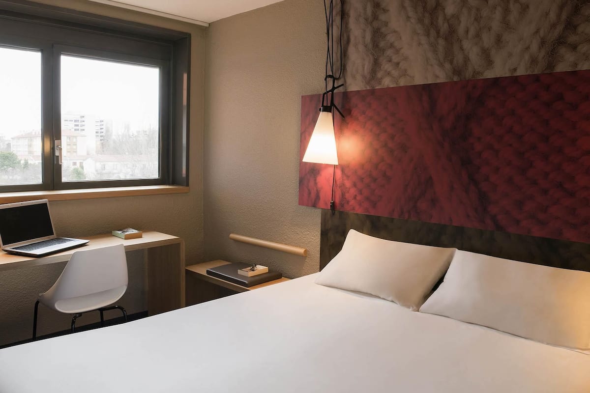Standard Room, 1 Double Bed | Premium bedding, in-room safe, desk, blackout drapes
