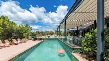Piscina all'aperto, con ingresso dalle 10:00 alle 20:00, lettini