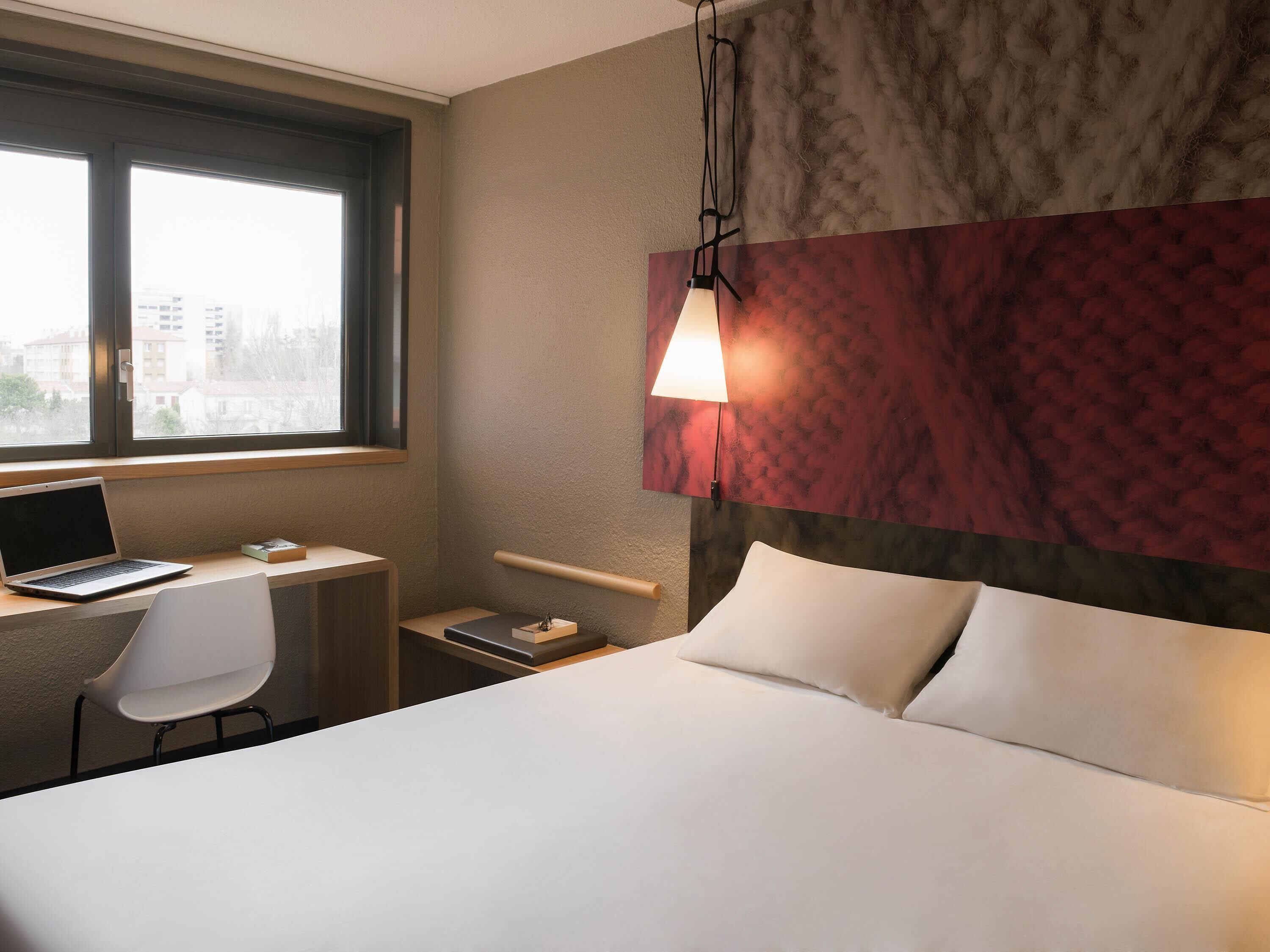 Standard Room, 1 Double Bed | Premium bedding, in-room safe, desk, blackout drapes