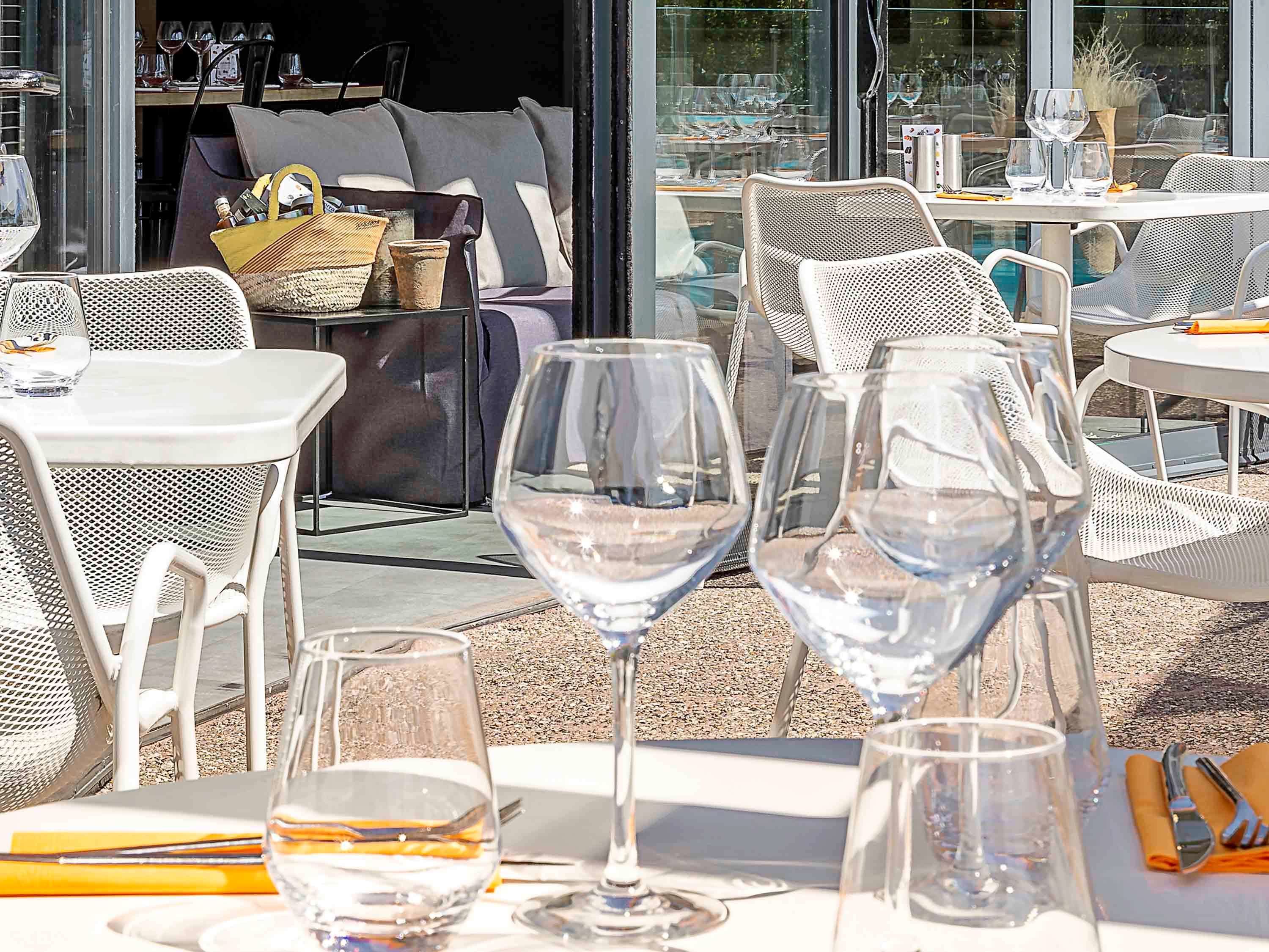 Serveert ontbijt, lunch, diner, regionale gerechten 