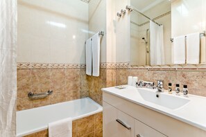 Habitación con 2 camas individuales | Baño | Ducha y bañera combinadas y artículos de higiene personal ecológicos