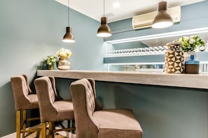 Bar (on property) - Flamingo (Lisbon)
