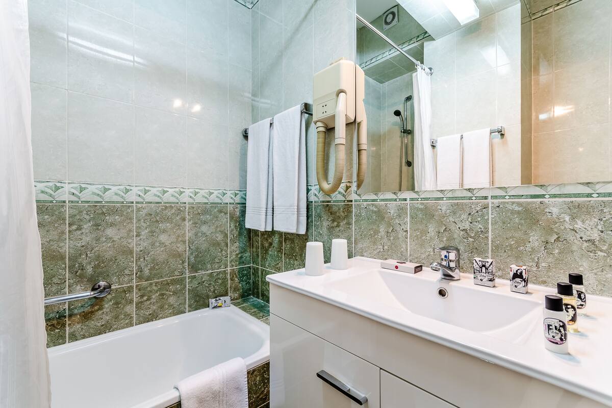 Duschwanne, umweltfreundliche Kosmetikartikel, Haartrockner, Bidet