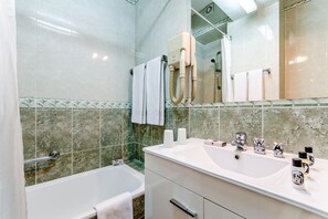 Bañera con ducha, artículos de tocador ecológicos, secador de pelo
