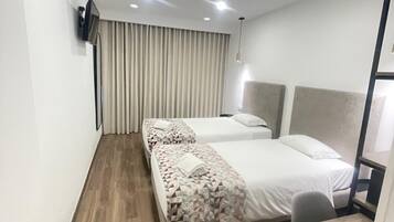 Minibar, Schreibtisch, Bügeleisen/Bügelbrett, kostenlose Babybetten