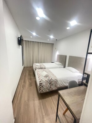 Een minibar, een bureau, een strijkplank/strijkijzer, gratis babybedden