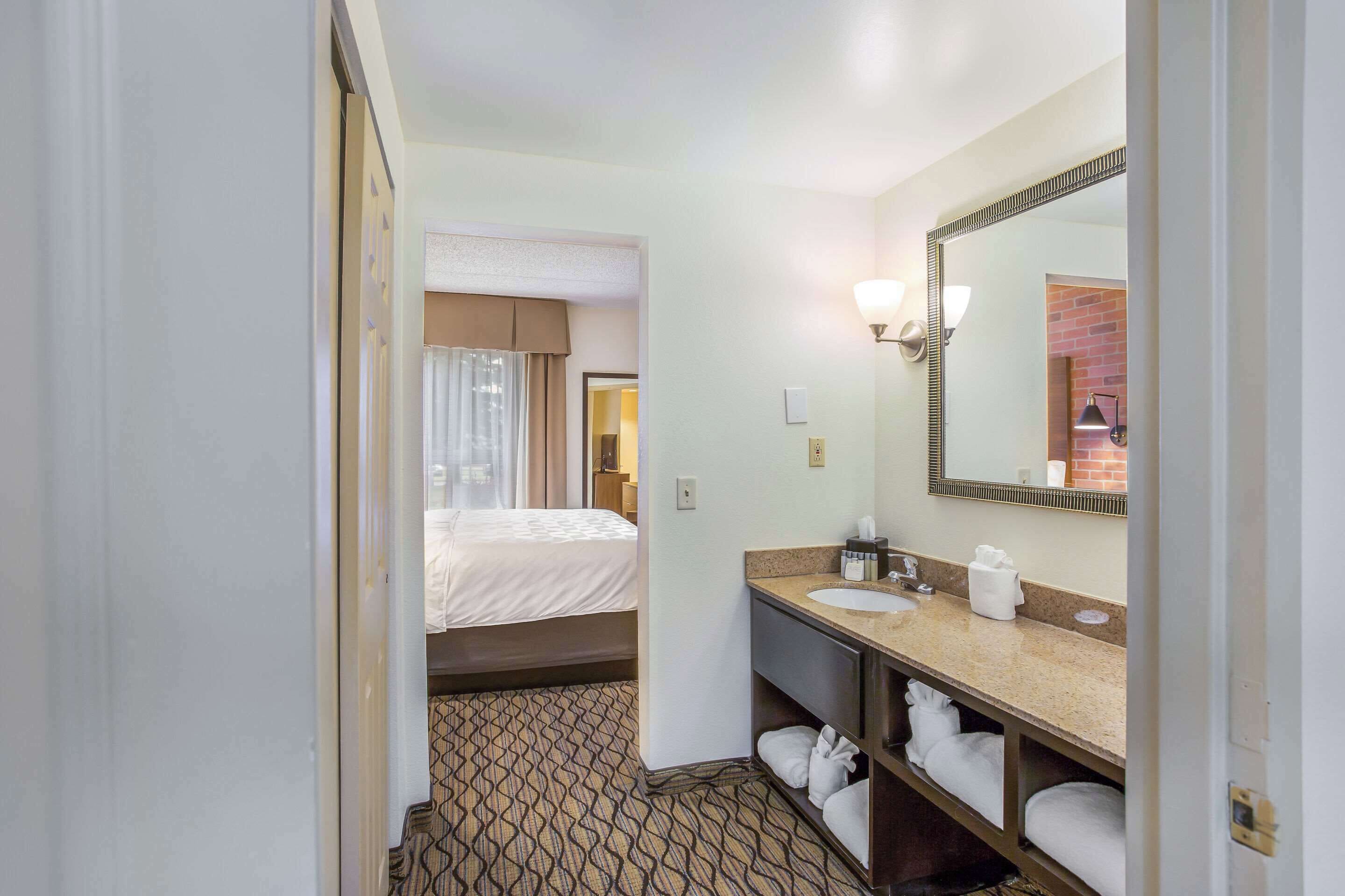 Premium bedding, in-room safe, desk, blackout drapes