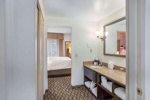 Premium bedding, in-room safe, desk, blackout drapes