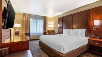 Schreibtisch, Verdunkelungsvorhänge, Bügeleisen/Bügelbrett