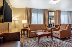 Escritorio, cortinas blackout y tabla de planchar con plancha 