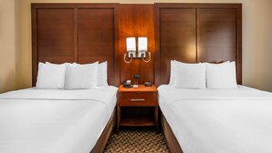 A hotel room with two beds, a wooden headboard, a nightstand with a lamp, and a carpeted floor. - Comfort Inn Fairfield Napa Valley Area (Fairfield)