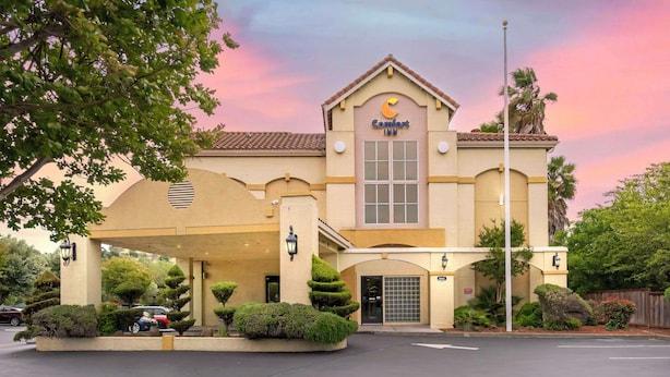 A Comfort Inn hotel with a covered entrance, landscaped garden, and a parking area. - Comfort Inn Fairfield Napa Valley Area (Fairfield)