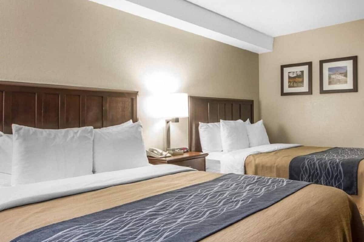 Escritorio, cortinas blackout y tabla de planchar con plancha