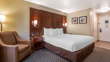 Escritorio, cortinas opacas, tabla de planchar con plancha