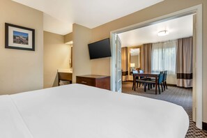 Desk, blackout drapes, iron/ironing board, free cribs/infant beds - Comfort Inn Fairfield Napa Valley Area (Fairfield)