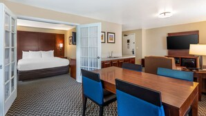 A hotel room with a bed, a desk, a chair, a television, and a bathroom. - Comfort Inn Fairfield Napa Valley Area (Fairfield)