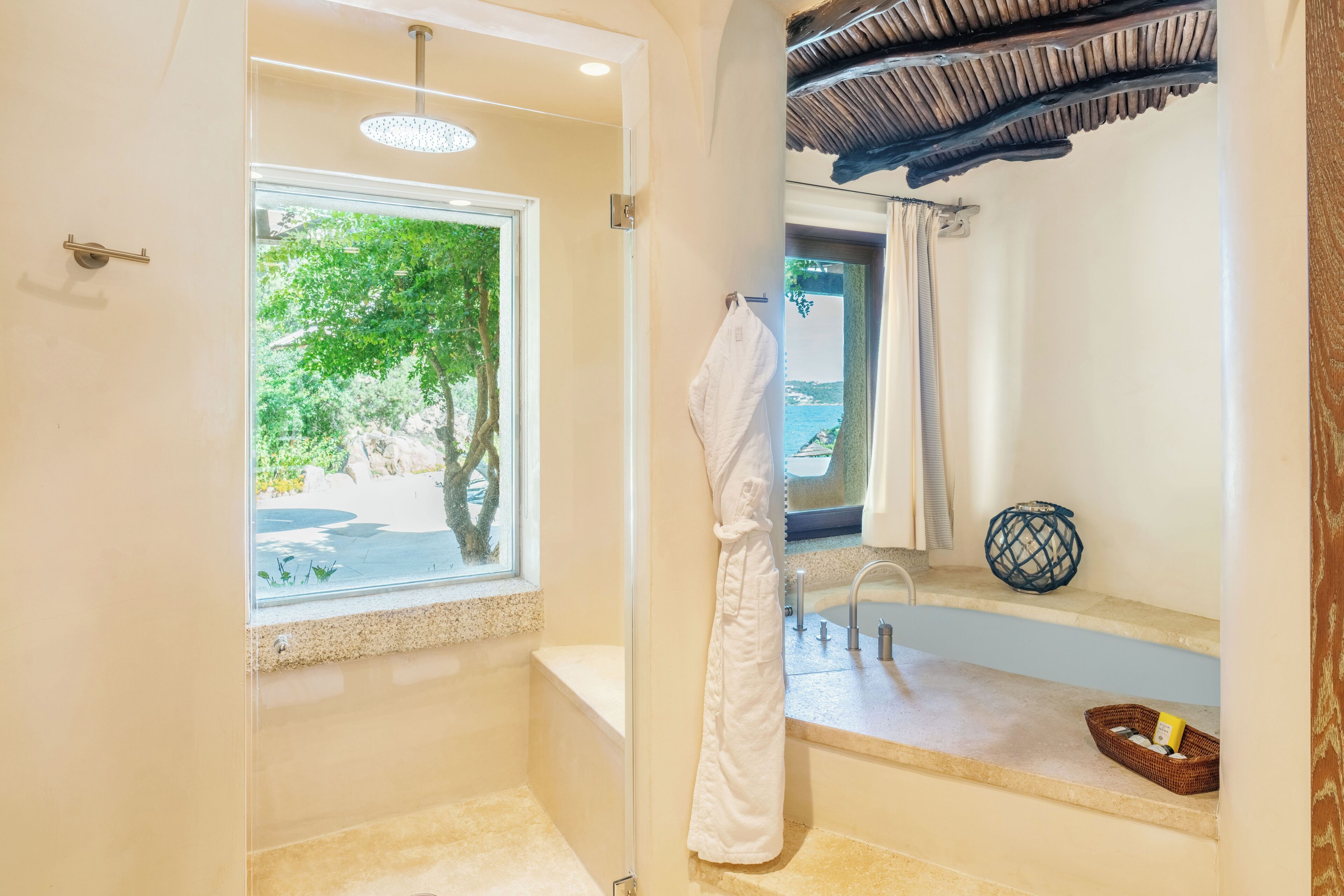 Villa, 3 habitaciones (Beach Pool Villa) | Baño | Amenidades de baño de diseñador, secadora de cabello, batas, pantuflas 