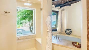 Villa, 3 habitaciones (Beach Pool Villa) | Baño | Amenidades de baño de diseñador, secadora de cabello, batas, pantuflas
