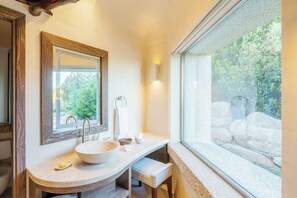 Suite – deluxe (Deluxe Pool Suite) | Bad | Designertoalettartikler, hårføner, badekåper og tøfler