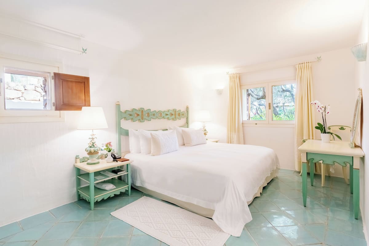 Suite (Garden Suite) | Premium bedding, minibar, in-room safe, individually decorated