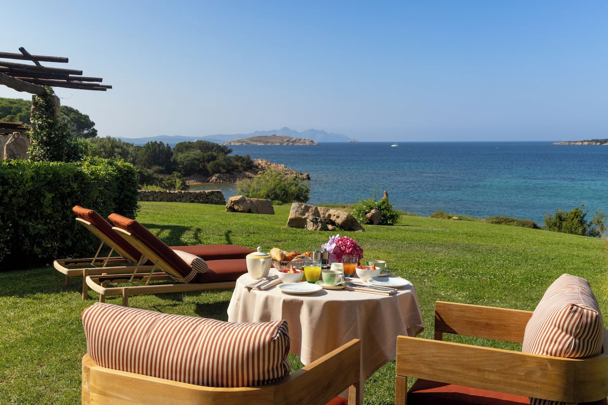 Deluxe Room (Frontline Sea) | Premium bedding, minibar, in-room safe, individually decorated